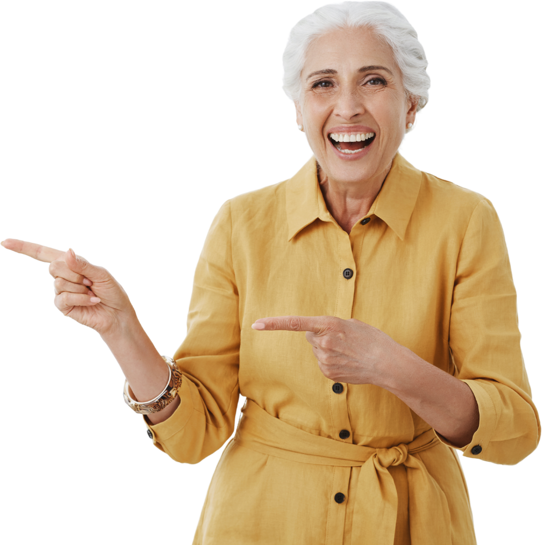 Aposentada sorrindo apontando para a informação sobre isenção de Imposto de Renda